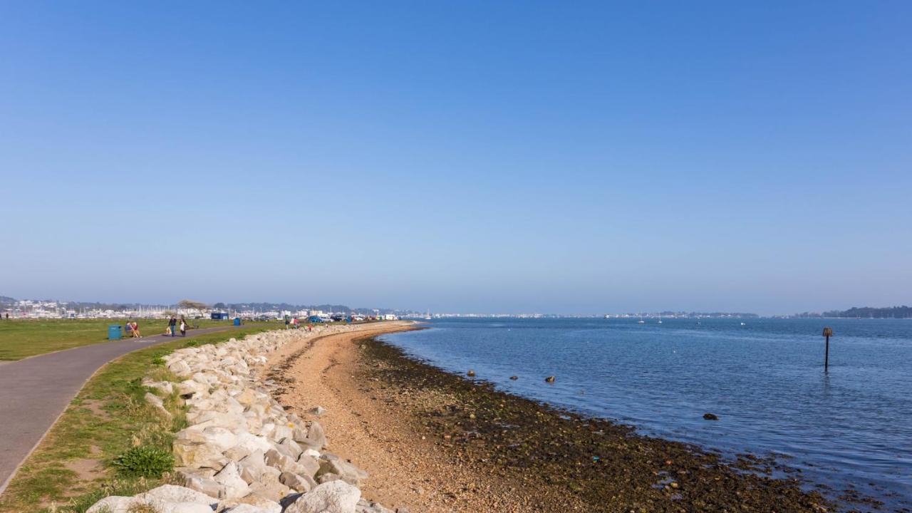Fantasea Villa Poole Bagian luar foto