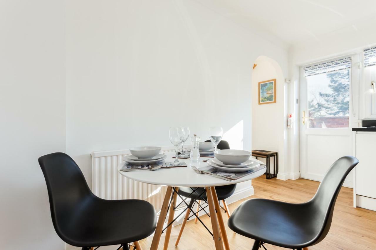 Fantasea Villa Poole Bagian luar foto