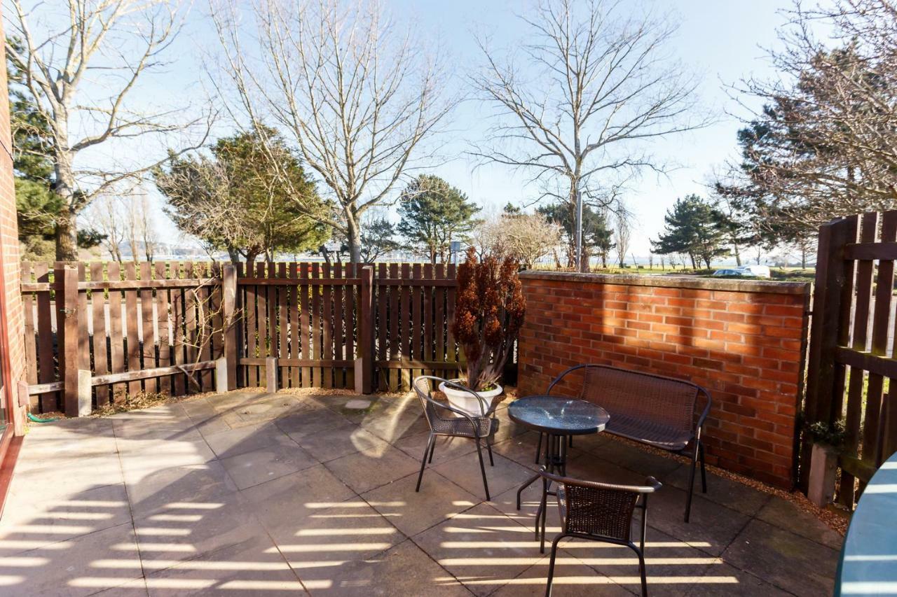 Fantasea Villa Poole Bagian luar foto