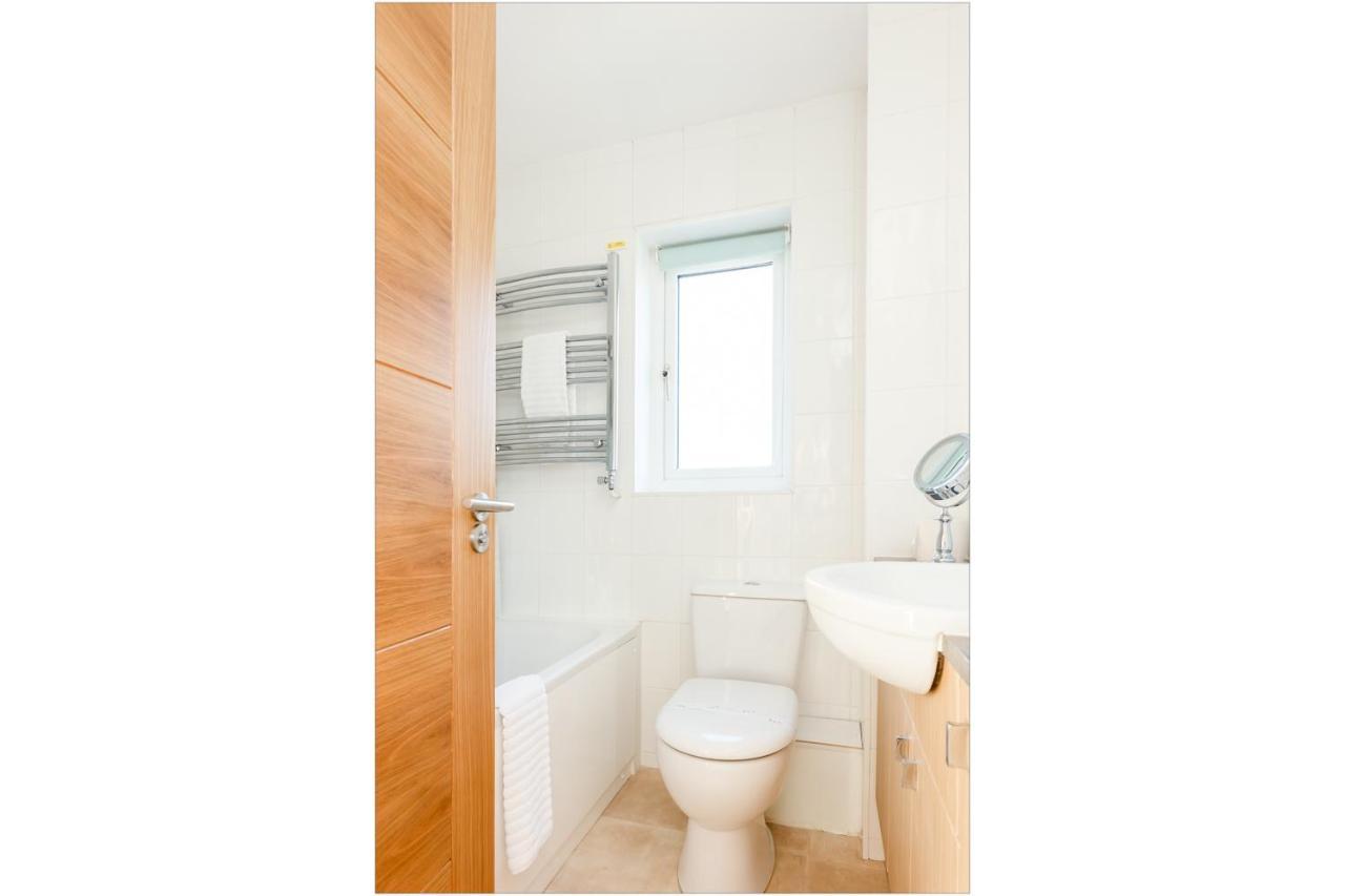 Fantasea Villa Poole Bagian luar foto